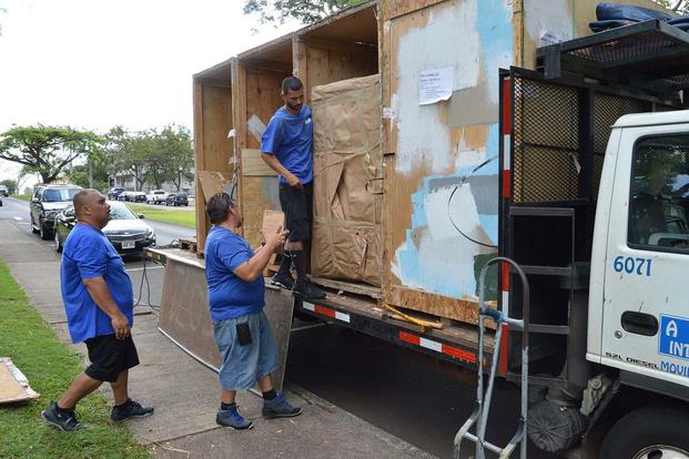Movers unpack 1st Lt. Kathryn Bailey's belongings at Wheeler Army Airfield, Hawaii, in May 2017. (Photo by Karen A. Iwamoto, Oahu Publications via DVIDS)