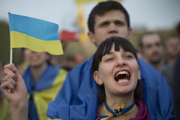 Ukrainians with the national flag gather in support of a united Ukraine in Donetsk, Ukraine, Thursday, April 17, 2014. (AP Photo/Alexander Zemlianichenko)