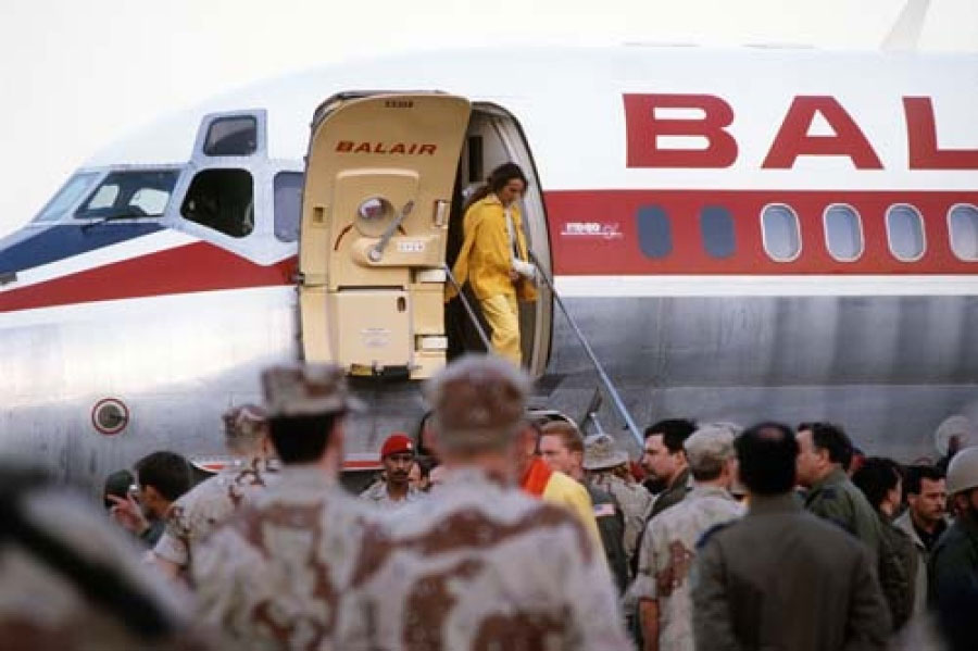 Maj. Rhonda Cornum steps off the plane upon her release from Iraqi captivity, March 6, 1991, during Desert Storm. (U.S. Army)