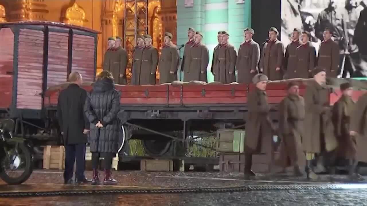 Putin Visits WWII Exhibition in Red Square