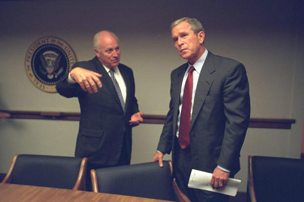 O presidente George W. Bush e o vice-presidente Dick Cheney se encontram no Centro de Operações de Emergência do Presidente durante os ataques terroristas de 11 de setembro de 2001. (Arquivo Nacional) O presidente George W. Bush e o vice-presidente Dick Cheney se encontram no Centro de Operações de Emergência do Presidente durante os ataques terroristas de 11 de setembro de 2001. (Arquivo Nacional)
