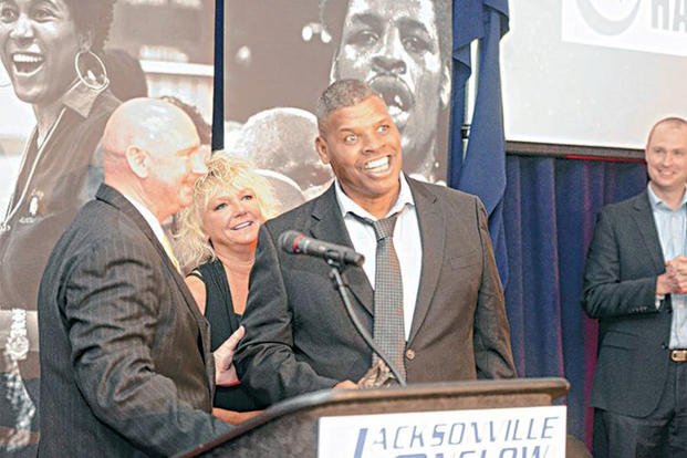Leon Spinks, center, with his wife standing behind him.