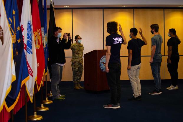 Oath of enlistment at Chicago Military Entrance Processing Command