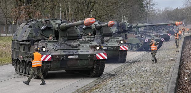 German soldiers load tank howitzers for transport to Lithuania.