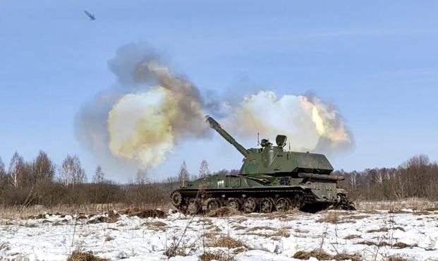 self-propelled artillery mount fires at the Osipovichi training ground in Belarus