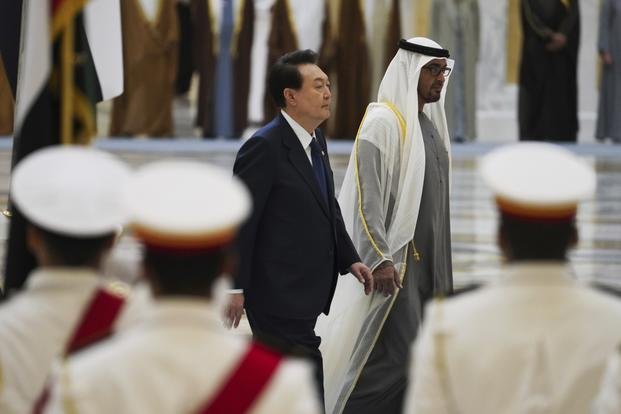 South Korean President Yoon Suk Yeol and Emirati leader Sheikh Mohammed bin Zayed Al Nahyan