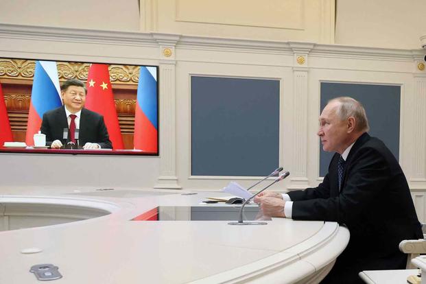 Russian President Vladimir Putin hmeets with Chinese President Xi Jinping.