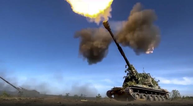  Russian self-propelled gun firing towards Ukrainian positions at an undisclosed location