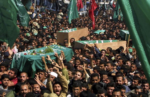 Thousands of Palestinian mourners carry the coffin of Hamas spiritual leader Sheik Ahmed Yassin