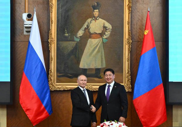 Russian President Vladimir Putin, left and Mongolian President Ukhnaagiin Khurelsukh