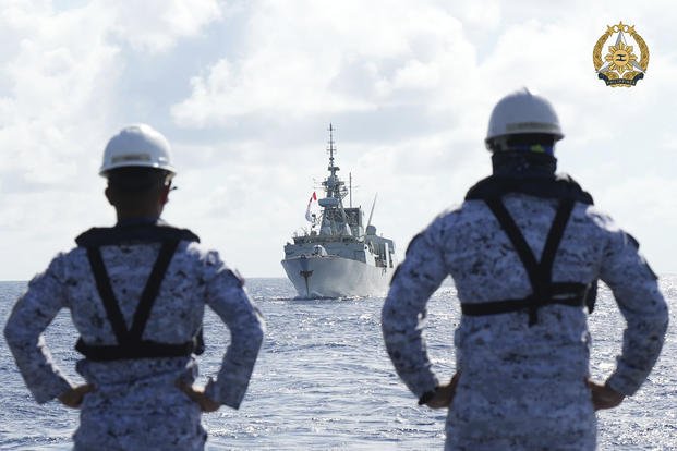Philippine Navy personnel watch the Canadian vessel HMCS Montrea