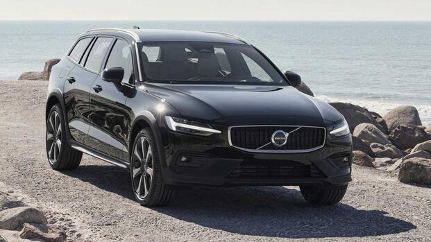 2024 Volvo V60 Cross Country - exterior front 3/4