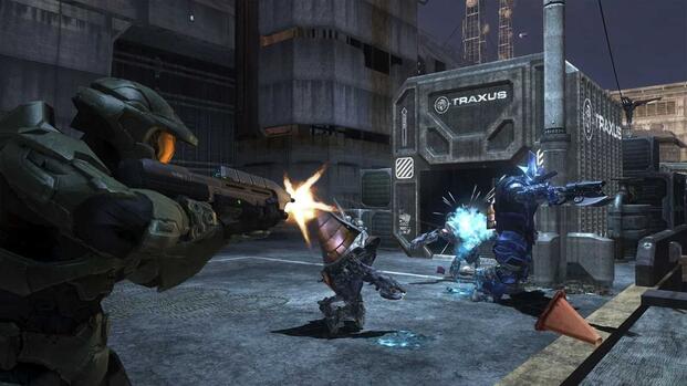 Halo 3 Master Chief Firing At Enemies (1)