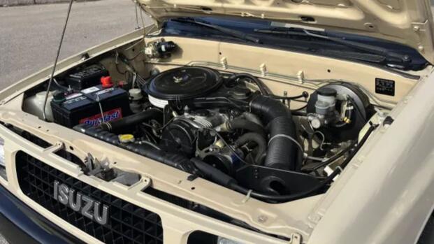 1989-1994 Isuzu Pickup engine bay