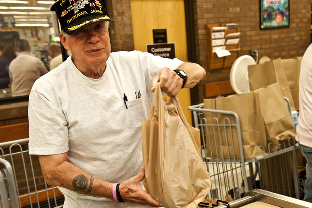  Don Magers, retired Marine, bags groceries at the Whiteman Air Force Base, Missouri commissary. (Photo: U.S. Air Force/Senior Airman Daniel Phelps.)