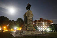 Statue of Confederate General Robert E. Lee in Richmond, Virginia