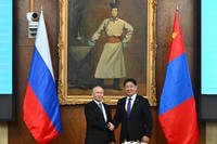 Russian President Vladimir Putin, left and Mongolian President Ukhnaagiin Khurelsukh