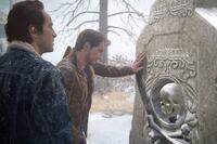 Sam and Nathan at a grave in Uncharted 4 A Thief's End