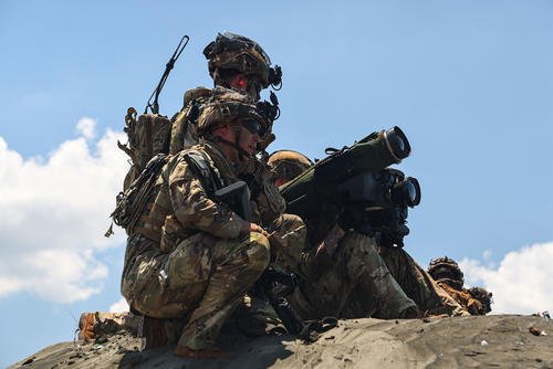 U.S. Army soldier sets up a FGM-148 Javelin missile