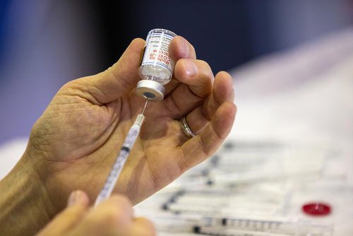 Nurse prepares vaccines at MCAS Iwakuni